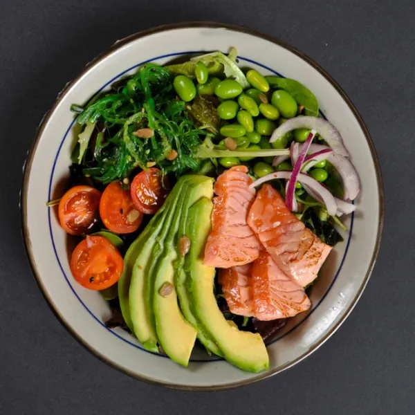 Ensalada de tataki de salmón