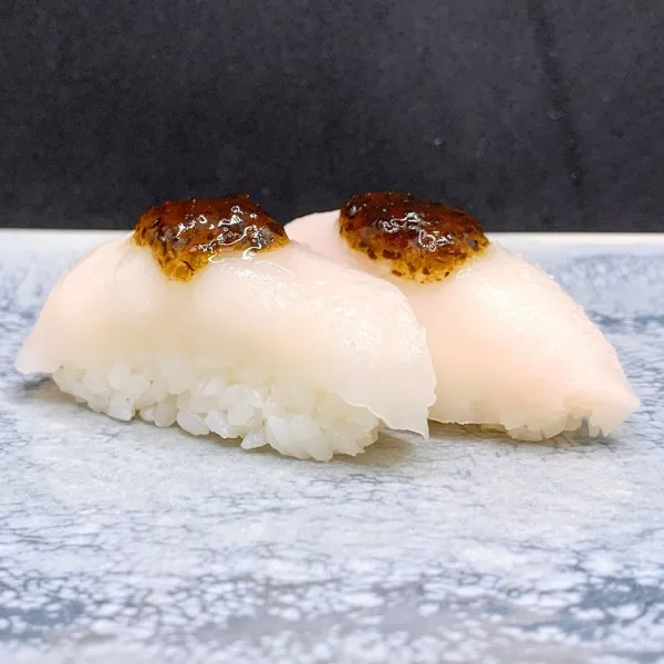 Nigiri pez mantequilla con trufa