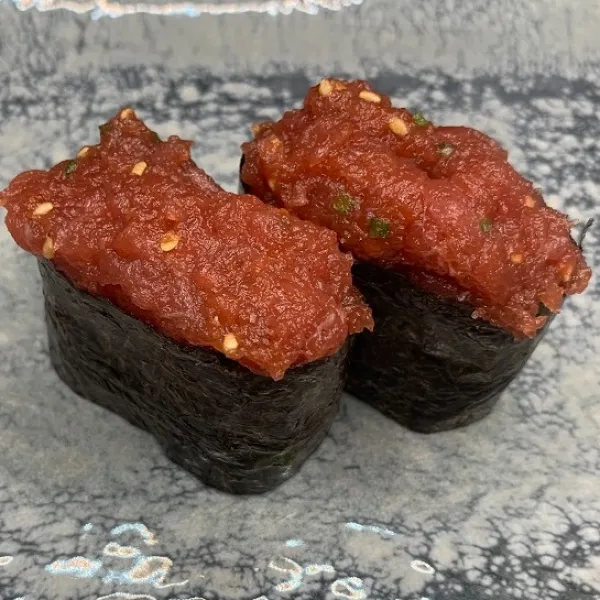 Sushi tartar de atún picante