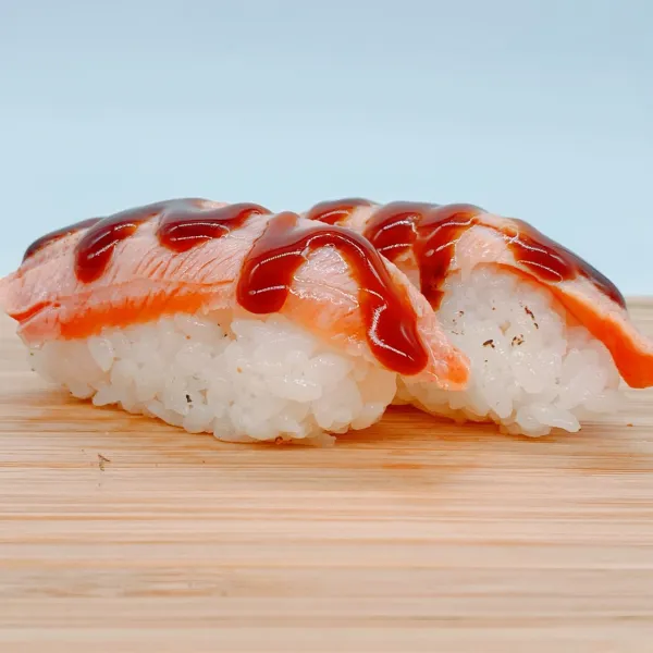 Nigiri almón flameado con s.teriyaki