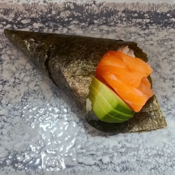 Temaki de salmón y aguacate