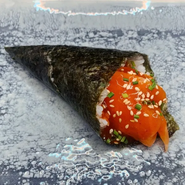 Temaki de salmón macerado