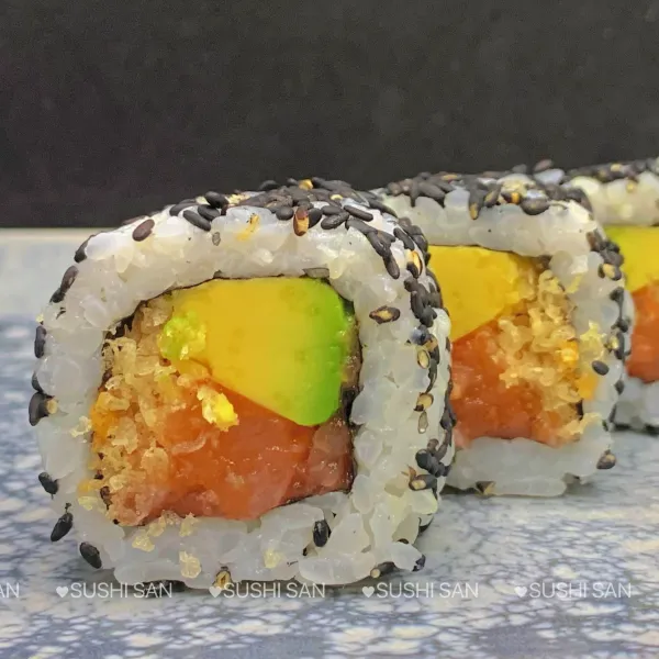 Spicy salmón crunch roll